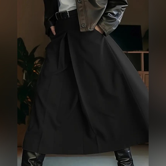 Chic Solid Pleated Maxi Skirt - Picture 2 of 5